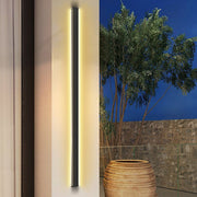 Modern Linear Outdoor Wall Light — Black Metal, LED Integrated, IP65, 20W–40W, 3000K