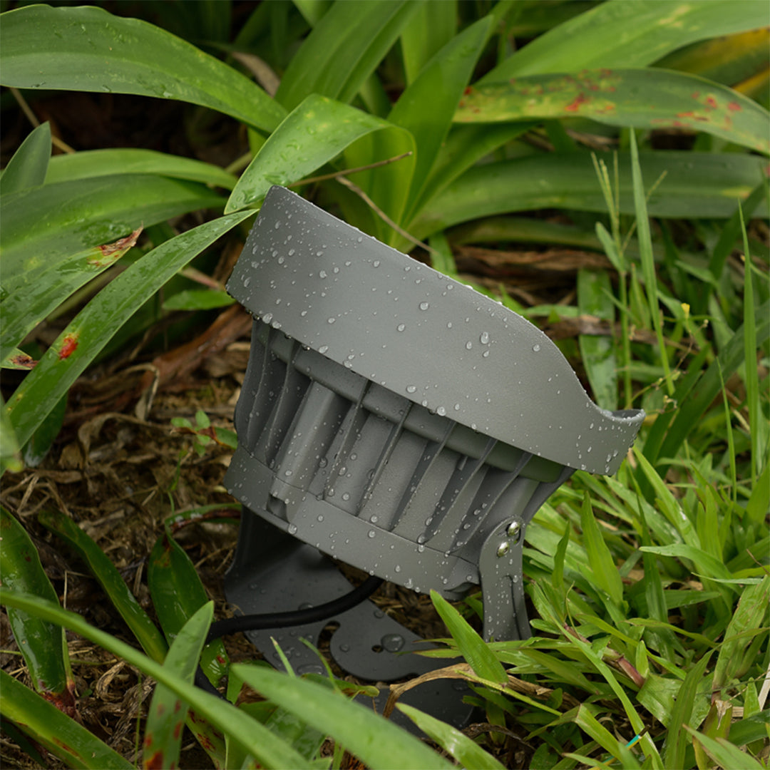 Minimalist Exterior LED Spotlight — Die-Cast Aluminum, Sand Gray, 8W / 15W, IP65 Weatherproof