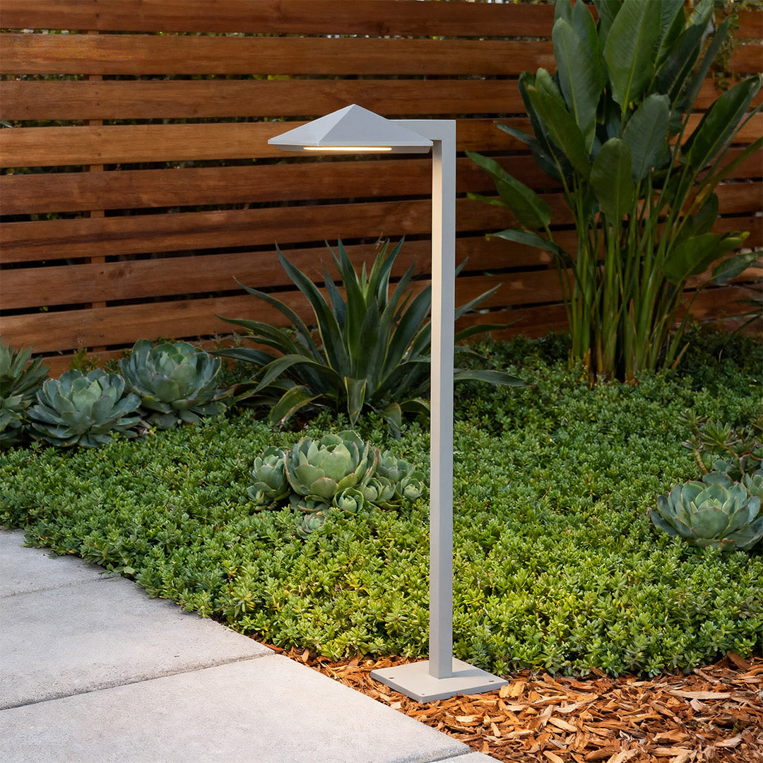 Modern Minimalist Plug-in Pathway Light — Aluminum & Glass, 7W LED, IP54, 21.65" Height